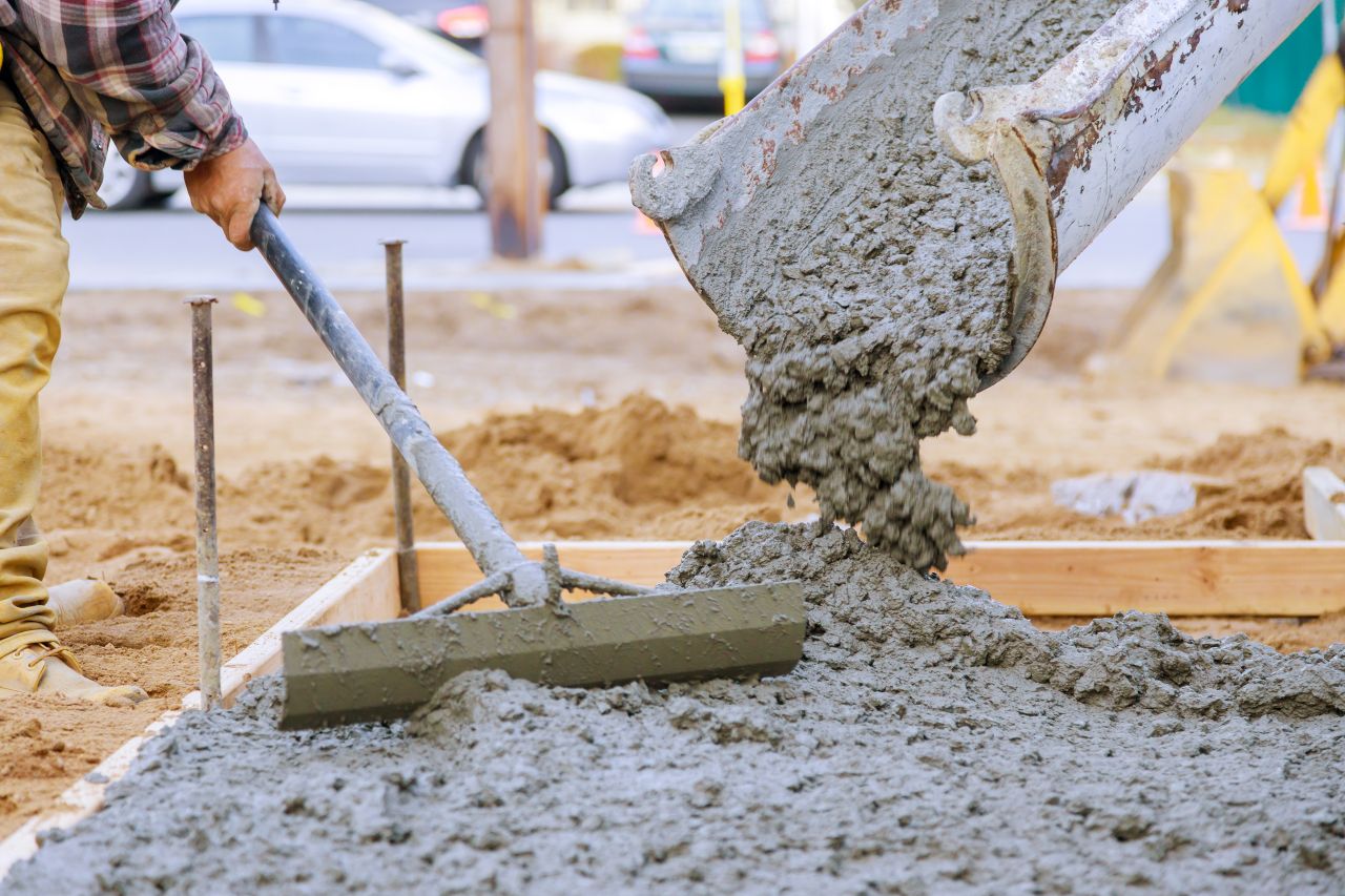 Co jest powszechnie stosowane do zagęszczania betonu w branży budowlanej?